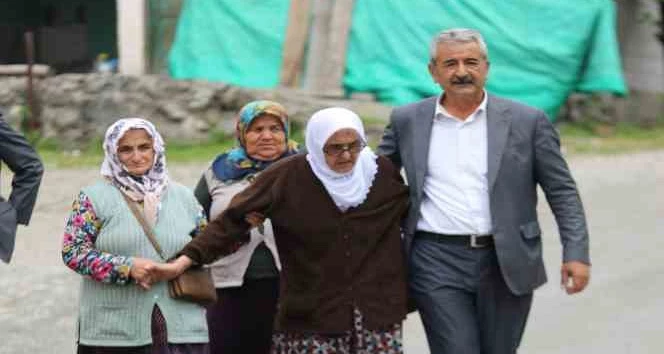 110 yaşındaki Safiye nine 2. tur seçimleri için sandık başına gitti