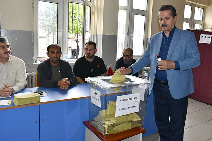 Artvin Valisi Yılmaz Doruk Cumhurbaşkanlığı 2. tur seçiminde oy kullandı