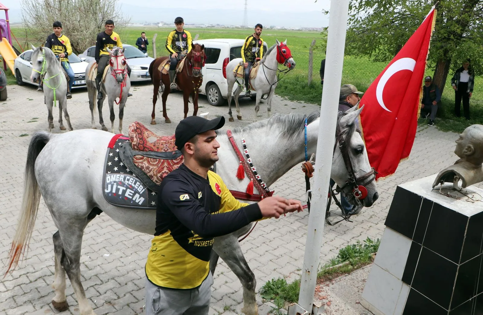 Seçimde ilginç manzara! Ciritçiler hazırlık maçı öncesi atlarıyla sandığa gitti