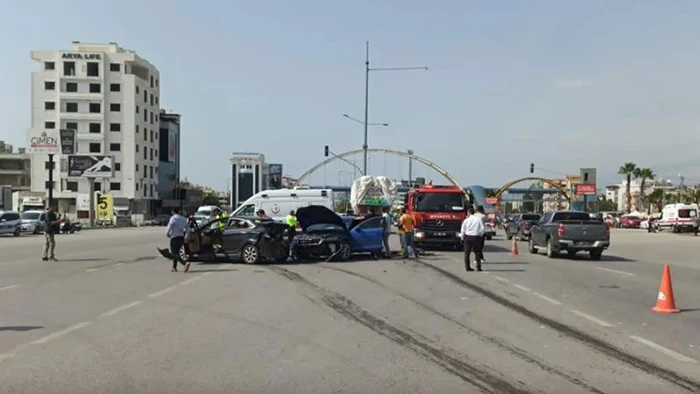 Hatay’da Freni patlayan kamyon 3 araca çarptı: Çok sayıda yaralı var!