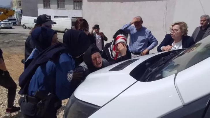 Gözyaşları içinde isyan ettiler! Gerginlik çıktı, ekipler müdahale etti: İbadethanemizi yıktırmayız
