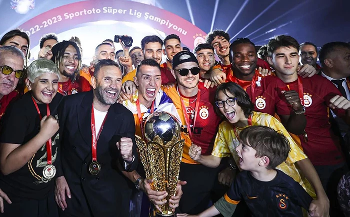 Şampiyon Galatasaray kupasını kaldırdı!