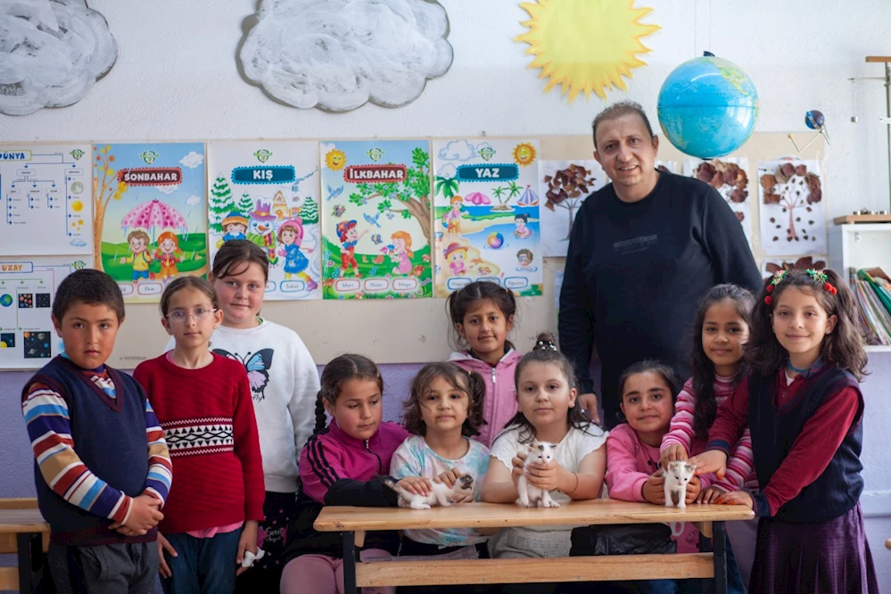 Sınıfta doğum yapan kedi ile yavrularına öğretmen ve öğrencileri sahip çıktı