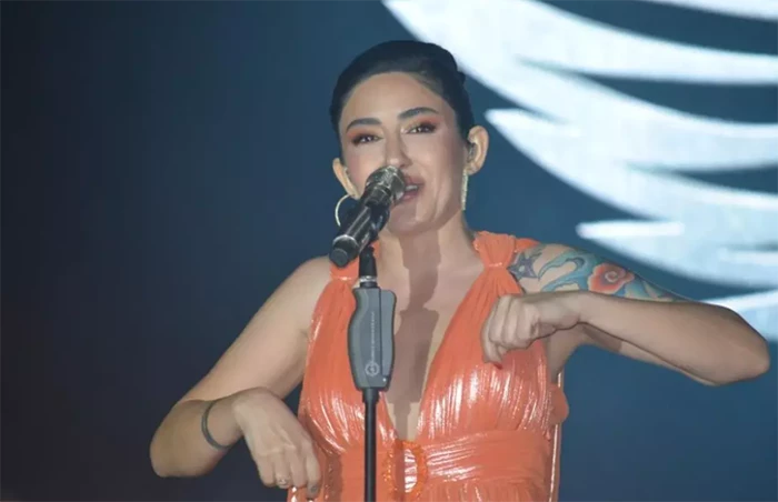 Melek Mosso sahnede özür diledi!