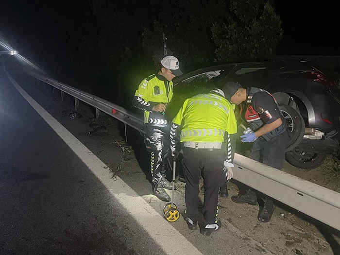 Otoyolda kaza yaptığı için otomobilinden inen sürücü, araç çarpması sonucu öldü
