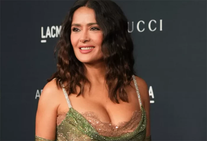 Salma Hayek teknede bikinisiyle poz verdi!