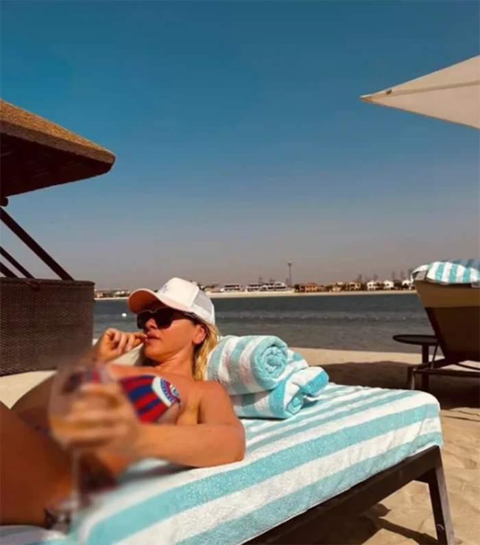 Hadise bu sefer bikini iplerini indirdi!