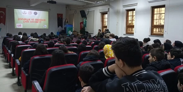 Rize’de  “Okulda Diyabet Programı” kapsamında diyabet eğitimleri verildi.