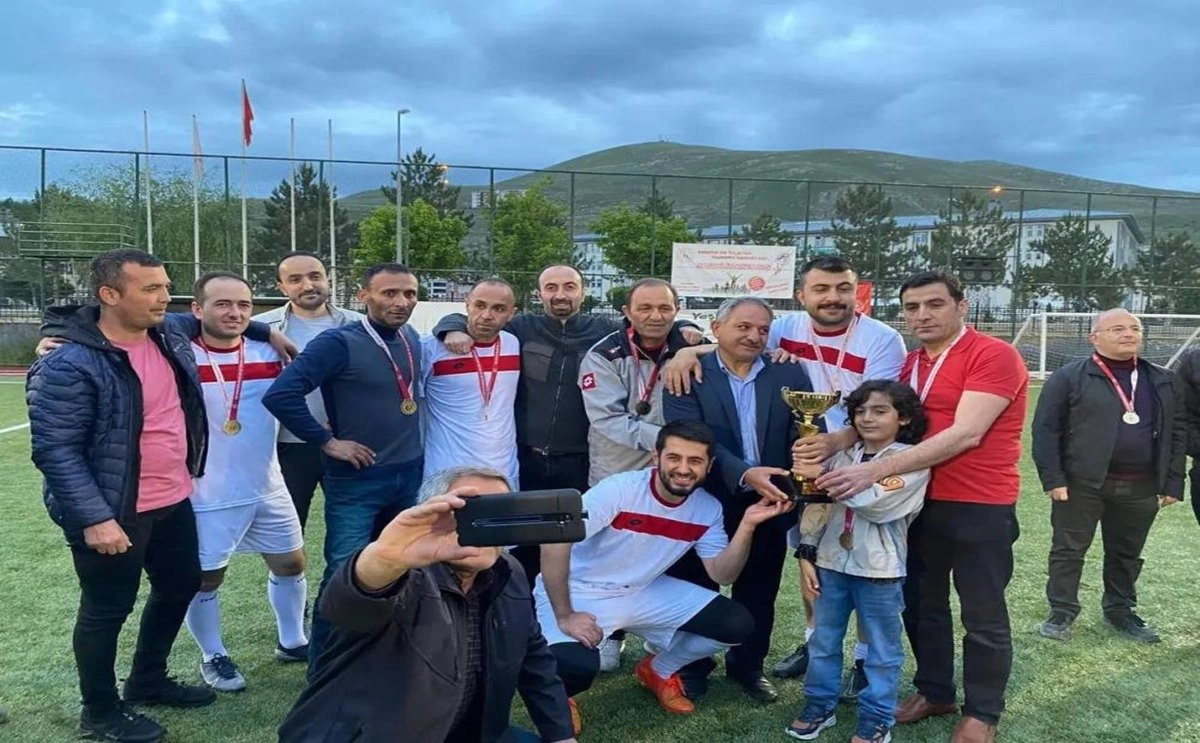 Kurumlar Arası Futbol Müsabakası Şampiyonu Bayburt İl Sağlık Müdürlüğü Oldu