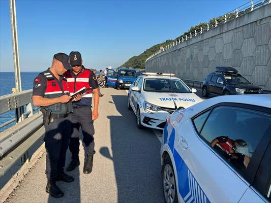Sinop’ta bariyere çarpan panelvandaki kişi 3 yaralandı