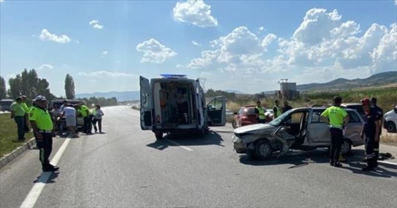Amasya’da otomobil ile hafif ticari aracın çarpıştığı kazada 4 kişi yaralandı